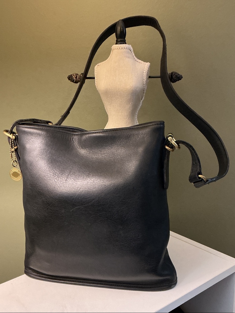 Coach Vintage Equestrian Slim Bucket Shoulder Bag Black Leather Metal Hangtag 98